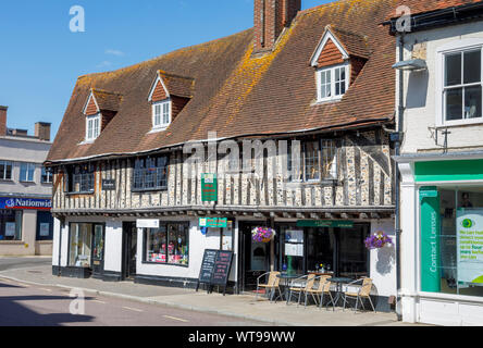 Das historische Fachwerkhaus, ehemals 18 Hütten und ein schlechtes Haus, jetzt mit Erdgeschoss Shop und Restaurant im Swan Street, Camden Stockfoto