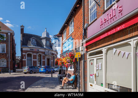 Das Quadrat Brauerei mit ziemlich hängende Körbe im Zentrum der Stadt Petersfield, Hampshire eingerichtet, Südengland, Großbritannien Stockfoto