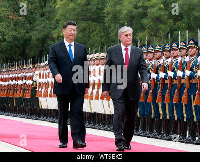 Peking, China. 11 Sep, 2019. Der chinesische Präsident Xi Jinping hält eine Begrüßungszeremonie für den Besuch der kasachische Präsident Kassym-Jomart Tokayev vor ihren Gesprächen in der Großen Halle des Volkes in Peking, der Hauptstadt von China, Sept. 11, 2019. Credit: Ding Lin/Xinhua/Alamy leben Nachrichten Stockfoto