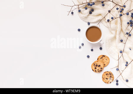 Herbst Hintergrund und Rahmen mit Tasse Kaffee und Kekse Stockfoto