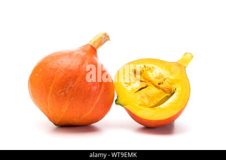 Ganze und halbe Red Kuri Squash auf weißem Hintergrund Stockfoto