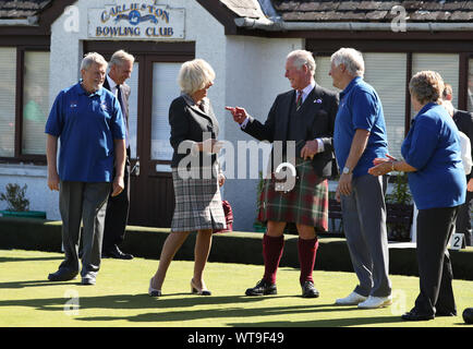 Der Prinz von Wales und die Herzogin von Cornwall, bekannt als der Herzog und die Herzogin von Rothesay wenn in Schottland, versuchen Sie, Rasen bei einem Besuch im Dorf an der Küste von Garlieston, Wigtownshire, wo der Hafen eine wichtige Rolle bei D-Day Vorbereitungen 1944 spielte Schalen, bei der Prüfung der Mulberry Häfen. PA-Foto. Bild Datum: Mittwoch, September 11, 2019. Siehe PA Geschichte ROYAL Charles. Photo Credit: Andrew Milligan/PA-Kabel Stockfoto