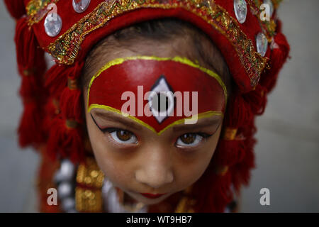 Kathmandu, Nepal. 11 Sep, 2019. Ein Mädchen geschmückt als lebende Göttin während der kumari Puja Festival in Kathmandu, Nepal. Hunderte von jungen Mädchen im Alter von neun Jahren um den Tempel versammelt Anbetung für Glück zu bieten, Schutz vom Bösen und von Krankheiten verhindern. Credit: Skanda Gautam/ZUMA Draht/Alamy leben Nachrichten Stockfoto