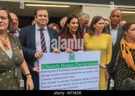 Westminster London, UK. 11. September 2019. Stephen Doughty, Labour MP für Süd- und Cardiff Penarth (links), verbindet ein Kreuz Partei der MPS einschließlich der Liberalen MP Luciana Berger, (Mitte) Führer der Liberaldemokraten, Jo Swinson (rechts), als er Adressen speakthe Medien außerhalb der Häuser des Parlaments nach einem schottischen Gericht Vertagung des Parlaments von Prime wuerde Boris Johnson regiert wurde rechtswidrig Credit: Amer ghazzal/Alamy leben Nachrichten Stockfoto