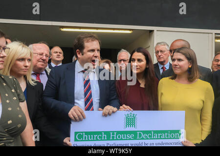 Westminster London, UK. 11. September 2019. Stephen Doughty, Labour MP für Süd- und Cardiff Penarth (links), verbindet ein Kreuz Partei der MPS einschließlich der Liberalen MP Luciana Berger, (Mitte) Führer der Liberaldemokraten, Jo Swinson (rechts), als er Adressen speakthe Medien außerhalb der Häuser des Parlaments nach einem schottischen Gericht Vertagung des Parlaments von Prime wuerde Boris Johnson regiert wurde rechtswidrig Credit: Amer ghazzal/Alamy leben Nachrichten Stockfoto