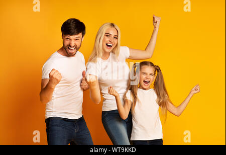 Familie Fäuste schütteln Gestik, die ja auf gelbem Hintergrund Stockfoto