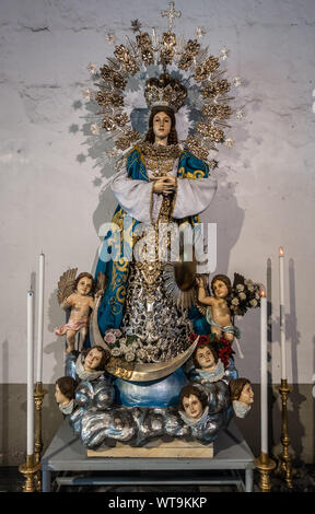 Manila, Philippinen - 5. März, 2019: San Augustin Kirche. Statue der Jungfrau Maria, gekrönte Königin des Himmels, in blauem Kleid mit mehreren Engel zahlen. Stockfoto