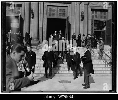 Mitglieder des Obersten Gerichtshofes teilnehmen Service für späte Gerechtigkeit Butler. Washington, D.C., November 17. Die Mitglieder des Obersten Gerichtshofs der Vereinigten Staaten, der als ehrenamtlicher Pall Träger für die späte Gerechtigkeit Pierce Butler gehandelt hat, werden angezeigt, so dass die Kathedrale St. Matthews heute, wo ein hohes Requiem als abschließende Tribut gesungen wurde. Lesen paarweise von Links nach Rechts: Associate Justice James Clark McReynolds, Chief Justice Charles Evans Hughes, Associate Justices Owen J. Roberts, und Harlan Fiske Stone, Associate Justice Stanley F. Reed und Hugo l. Schwarz, pensionierter Gerechtigkeit George Sutherland und Gerechtigkeit Felix Frankfurter Stockfoto