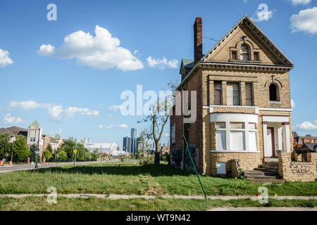 Wolkenkratzer von Detroit Downtown sind hinter einem alten gesehen und vernachlässigte Nachbarschaft Stockfoto