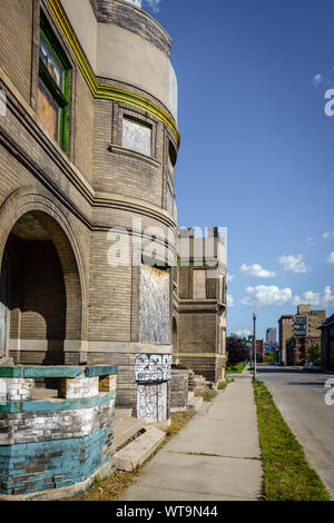 Fragment einer Fassade eines verlassenen Hauses in der Innenstadt von Detroit, Michigan Stockfoto