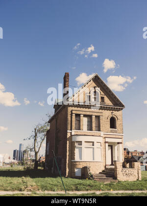 Wolkenkratzer von Detroit Downtown sind hinter einem alten gesehen und vernachlässigte Nachbarschaft Stockfoto