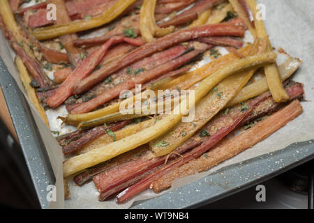 Fach der Ofen geröstet Mangold Gratin mit italienischen Kräutern am Herd. Flache konzentrieren, in der Nähe des Ernteguts. Stockfoto