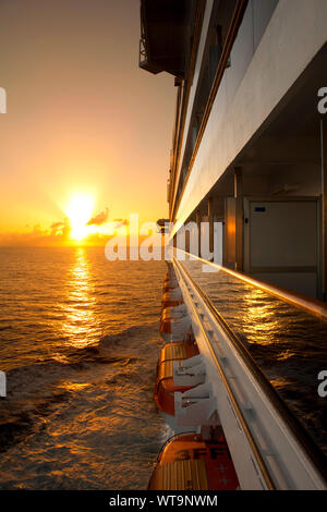 Sonnenuntergang in der Nähe Kreuzfahrtschiff Stockfoto