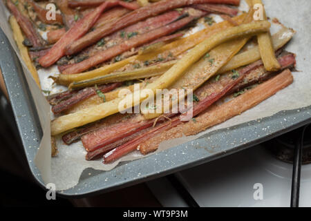 Fach der Ofen geröstet Mangold Gratin mit italienischen Kräutern am Herd. Flache konzentrieren, Links platzieren. Stockfoto