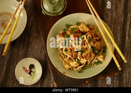 Chai Tow Kway. Wokgemüse Karottenkuchen (Rübe Kuchen) mit Rührei, Sojasprossen und XO-Sauce. Stockfoto