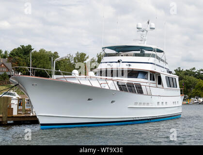 Luxus weiß Yachtcharter in Marina angedockt Stockfoto