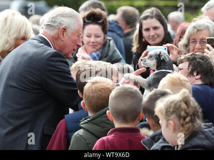 Der Prinz von Wales und die Herzogin von Cornwall, als der Herzog und die Herzogin von Rothesay wenn in Schottland, grüßen wellwishers bei einem Besuch im Dorf an der Küste von Garlieston, Wigtownshire, wo der Hafen eine wichtige Rolle bei D-Day Vorbereitungen im Jahr 1944 gespielt, bei der Prüfung der Mulberry Häfen bekannt. PA-Foto. Bild Datum: Mittwoch, September 11, 2019. Siehe PA Geschichte ROYAL Charles. Photo Credit: Andrew Milligan/PA-Kabel Stockfoto