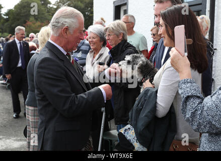 Der Prinz von Wales und die Herzogin von Cornwall, als der Herzog und die Herzogin von Rothesay wenn in Schottland, grüßen wellwishers bei einem Besuch im Dorf an der Küste von Garlieston, Wigtownshire, wo der Hafen eine wichtige Rolle bei D-Day Vorbereitungen im Jahr 1944 gespielt, bei der Prüfung der Mulberry Häfen bekannt. PA-Foto. Bild Datum: Mittwoch, September 11, 2019. Siehe PA Geschichte ROYAL Charles. Photo Credit: Andrew Milligan/PA-Kabel Stockfoto