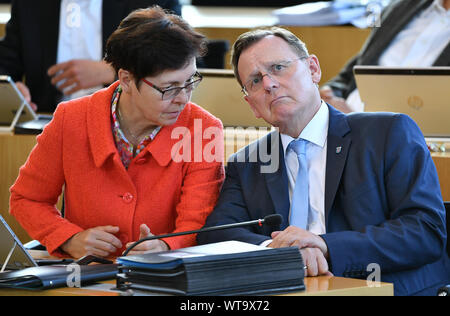 11. September 2019, Thüringen, Erfurt: Bodo Ramelow (Die Linke), Ministerpräsident von Thüringen, und Heike Taubert (SPD), Finanzminister von Thüringen, sprechen miteinander während der Landtag Sitzung. Im Thüringer Landtag, Beratungen über zahlreiche Gesetzentwürfe haben von der Tagesordnung abgesetzt worden. Die CDU-Fraktion kritisierte vor allem die Entlassung des Entwurfs der Integration recht. Foto: Martin Schutt/dpa-Zentralbild/dpa Stockfoto