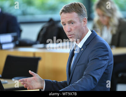 11. September 2019, Thüringen, Erfurt: Raymond, der CDU-Abgeordnete in Thüringen, spricht während der Sitzung des Thüringer Landtag. Die CDU-Fraktion hat sich die Bundesministerin der Justiz hat in einer aktuellen Stunde angegriffen weil von Unruhen, Epidemien und mehrere Selbstmord Fälle in Thüringer Justizvollzugsanstalten in den letzten Jahren. Es gab zu wenig Personal in den Gefängnissen und der Mangel an Chancen für die Förderung und Promotion. Foto: Martin Schutt/dpa-Zentralbild/dpa Stockfoto