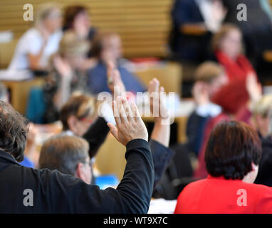 11. September 2019, Thüringen, Erfurt: Abodnete heben die Hand für eine Stimme bei der Landtag Sitzung. Im Thüringer Landtag, Beratungen über zahlreiche Gesetzentwürfe haben von der Tagesordnung abgesetzt worden. Die CDU-Fraktion kritisierte vor allem die Entlassung des Entwurfs der Integration recht. Foto: Martin Schutt/dpa-Zentralbild/dpa Stockfoto