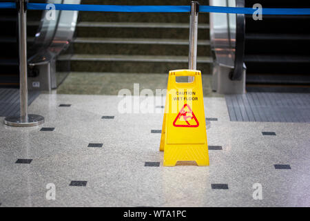 Nasser Boden Vorsicht - Typenschild auf nassem Boden Stockfoto