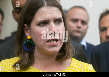 Westminster London, UK. 11. September 2019. Chef der Liberaldemokratischen Partei und Pro bleiben MP, Jo Swinson Adressen die Medien außerhalb des Unterhaus in Westminster nach einem schottischen Gericht Vertagung des Parlaments von Premierminister Boris Johnson regiert rechtswidrig Kredit war: Amer ghazzal/Alamy leben Nachrichten Stockfoto