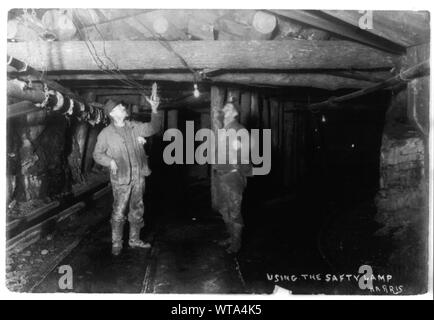 Männer, die in einem Kohle (?) Mine: 2 Männer mit dem Safety Lamp Stockfoto