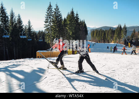 Bukovel, Ukraine. 2, 2017 Skifahrer aprilscherze am Hang vor der Kamera. Skigebiet Bukovel Stockfoto