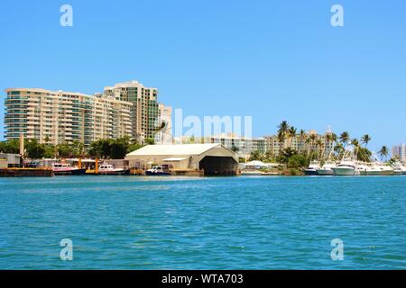 Boote und Yachten vor Anker, an einem sonnigen Sommertag in San Juan Bay Marina, Puerto Rico. Stockfoto