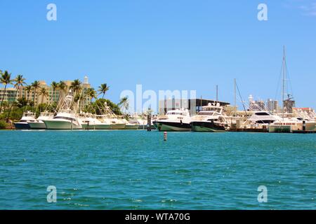 Boote und Yachten vor Anker, an einem sonnigen Sommertag in San Juan Bay Marina, Puerto Rico. Stockfoto