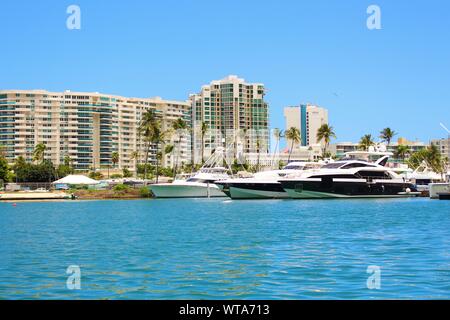 Boote und Yachten vor Anker, an einem sonnigen Sommertag in San Juan Bay Marina, Puerto Rico. Stockfoto