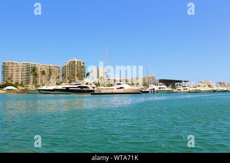 Boote und Yachten vor Anker, an einem sonnigen Sommertag in San Juan Bay Marina, Puerto Rico. Stockfoto