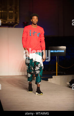 Designer zeigen ihre neuesten Kollektionen auf dem Laufsteg in London African Fashion Week. Freimaurer Hall London. 10,08.19 Mit: Catwalk Modelle Wo: London, Großbritannien Wann: 11 Aug 2019 Quelle: WENN.com Stockfoto