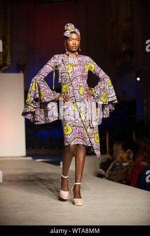 Designer zeigen ihre neuesten Kollektionen auf dem Laufsteg in London African Fashion Week. Freimaurer Hall London. 10,08.19 Mit: Catwalk Modelle Wo: London, Großbritannien Wann: 11 Aug 2019 Quelle: WENN.com Stockfoto