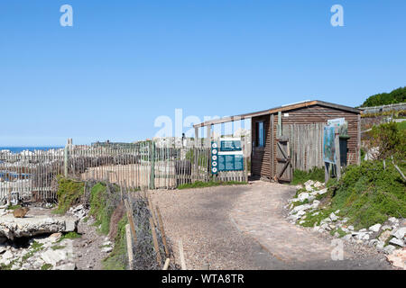 Eingang zum Stony Point Nature Reserve mit den afrikanischen Pinguin und Kormoran Brutkolonien, Betty's Bay, Overberg, Western Cape, Südafrika Stockfoto