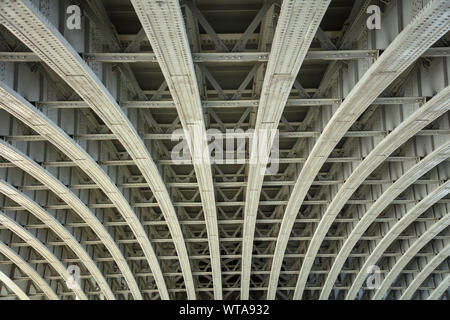 Gewölbte bau Detail an der Unterseite der Waterloo Bridge in London von der Southbank Buch Markt gesehen. Stockfoto