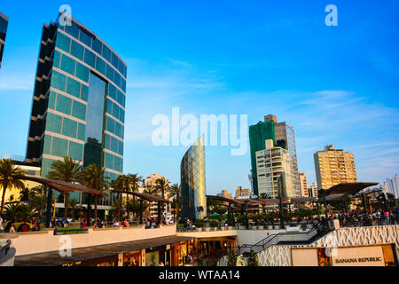 Larcomar Mall und Mariott Hotel an der peruanischen Küste von Miraflores Stockfoto