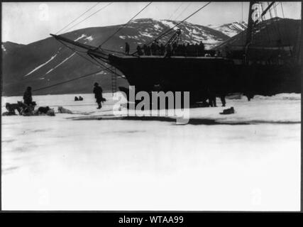 Männer, Schlittenhunde und kleine Boote auf Packeis neben dem Schiff NEPTUN; Arctic Expedition 1908-12 Stockfoto