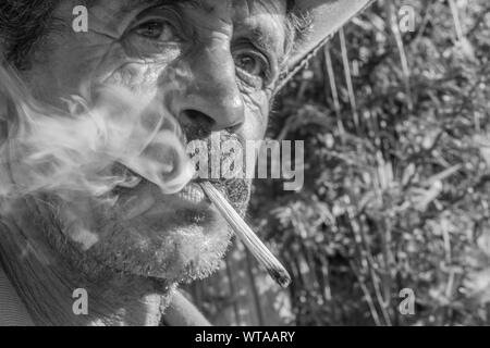 Landschaft Mann raucht handgefertigte Zigarette Stockfoto