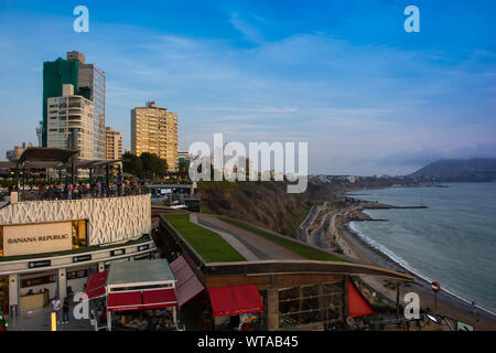 Küste von Lima am Pazifischen Ozean in Miraflores Stockfoto