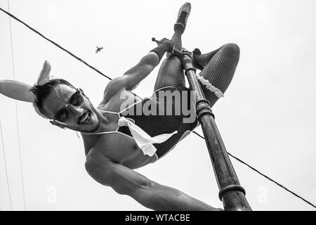 Nachtschwärmer im Karneval Pole Dancing in Hase Kostüm Stockfoto