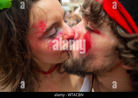 Junges Paar mit Leidenschaft beim Karneval küssen Stockfoto