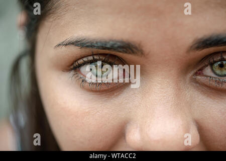 Grüne Augen der Frau während des Karnevals Stockfoto