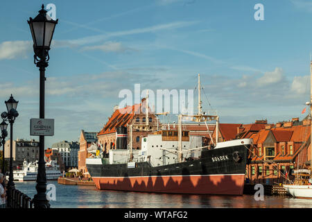 Sommer am Nachmittag Soldek museum Schiff in Danzig, Polen. Stockfoto