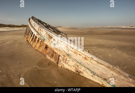 Abgebrochene Fischerboot in abgelegenen Strand im Süden von Brasilien Stockfoto