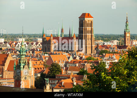 Gotische Kirche von St Mary's dominiert die Skyline der Altstadt in Danzig, Polen. Stockfoto