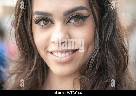 Schöne junge Frau lächelt Stockfoto