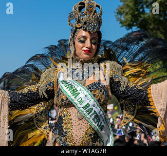 Eine Parade der Teilnehmer in Notting Hill Carnival am Montag, den 26. August 2019 Stockfoto