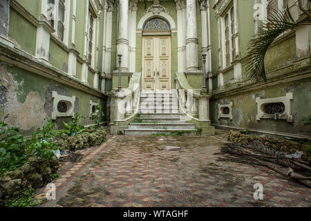 Eingang der verlassenen Haus im Kolonialstil Stockfoto